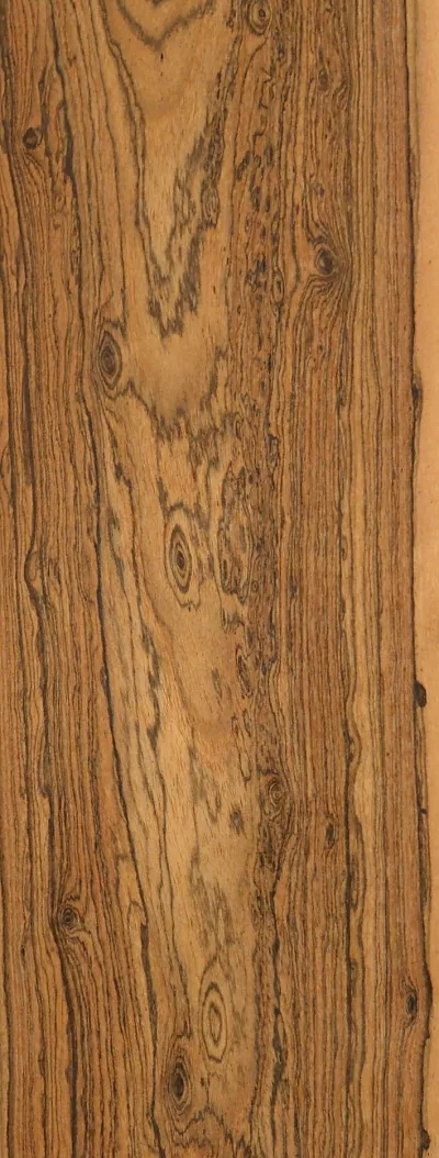 黃金檀的芯材顏色多為棕黃色或深褐色，帶黑色條紋，而且會隨著樹齡的增長顏色會變深。 在紋理方面，通常是非常明顯相互交錯(cuò)，質(zhì)地均勻帶有油蠟效果，板面有良好的光澤度。.webp.jpg