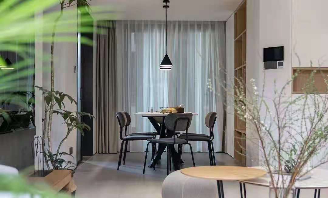 自然舒適的木飾面, 溫柔色調(diào)的軟裝，讓整個空間更具治愈感和親和力，加上生活的煙火氣，安靜而溫馨，平淡而簡單。 (3).jpg