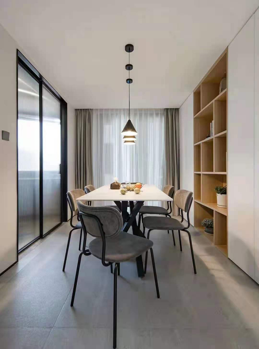 自然舒適的木飾面, 溫柔色調(diào)的軟裝，讓整個空間更具治愈感和親和力，加上生活的煙火氣，安靜而溫馨，平淡而簡單。 (2).jpg